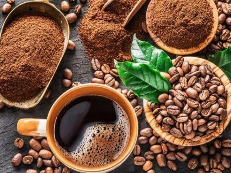 Vì sao nên chọn đúng loại cà phê? Cà phê không chỉ là thức uống giúp tỉnh táo mà còn là một phần trong thói quen sống của nhiều người. Một ly cà phê ngon có thể giúp bạn bắt đầu ngày mới đầy năng lượng, tập trung hơn khi làm việc và thư giãn sau những giờ học tập, lao động căng thẳng.Tuy nhiên, không phải loại cà phê nào cũng phù hợp với tất cả mọi người. Nếu chọn cà phê quá đậm, người mới uống có thể cảm thấy đắng gắt, khó chịu hoặc mất ngủ. Ngược lại, nếu chọn cà phê quá nhẹ, người thích gu mạnh sẽ thấy chưa đủ “đã”.