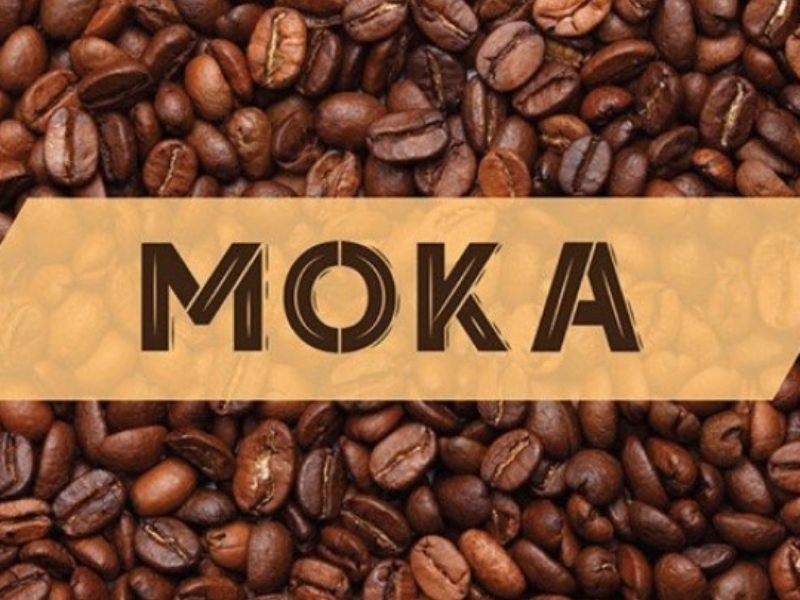 4. Moka – Gợi ý cho người thích cà phê thơm, chua thanh Moka là dòng cà phê được nhiều người yêu thích bởi hương thơm đặc trưng, vị chua thanh và độ đắng thấp. Loại cà phê này thường phù hợp với những ai thích sự tinh tế, nhẹ nhàng nhưng vẫn có điểm nhấn rõ ràng. Nếu bạn đang tìm loại cà phê nào thơm nhất, Moka là một trong những lựa chọn nổi bật. Hương thơm của Moka thường tạo cảm giác sang, thanh và dễ nhận biết ngay từ lần đầu thưởng thức. Tuy nhiên, Moka thường có sản lượng không nhiều, vì vậy giá thành có thể cao hơn một số loại cà phê phổ biến khác.