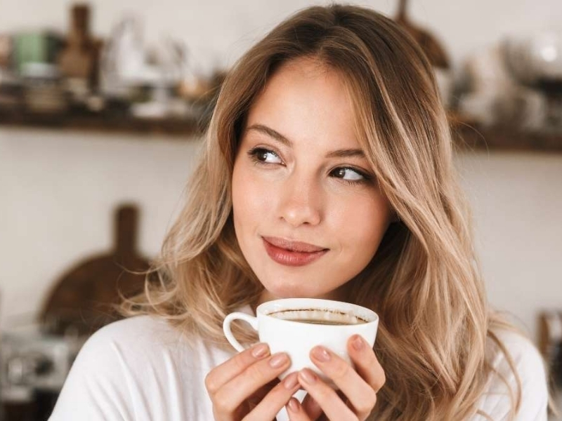 Ai có thể uống cà phê? Người trưởng thành khỏe mạnh có thể uống cà phê với lượng vừa phải, khoảng 400 mg caffeine mỗi ngày theo khuyến nghị của FDA. Uống đúng thời điểm và đúng lượng sẽ giúp tăng sự tỉnh táo và hiệu quả làm việc.