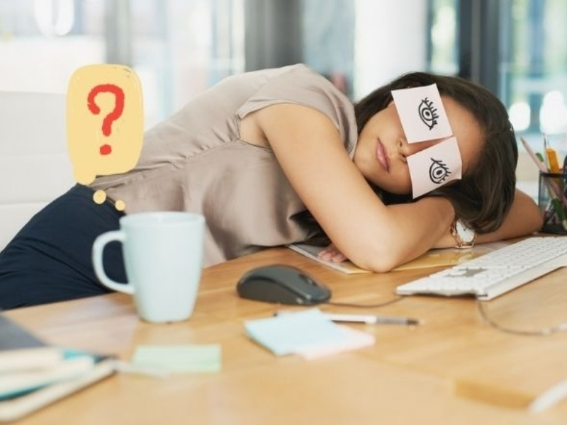 Người dễ mất ngủ Người dễ mất ngủ nên tránh uống cà phê vào buổi chiều hoặc buổi tối. Caffeine có thể khiến bạn khó ngủ và làm giảm chất lượng giấc ngủ.
