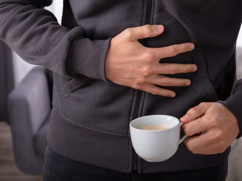 Người đau dạ dày Người bị đau dạ dày hoặc trào ngược không nên uống cà phê khi bụng đói. Uống sau bữa ăn và với lượng vừa phải sẽ giúp giảm kích ứng.