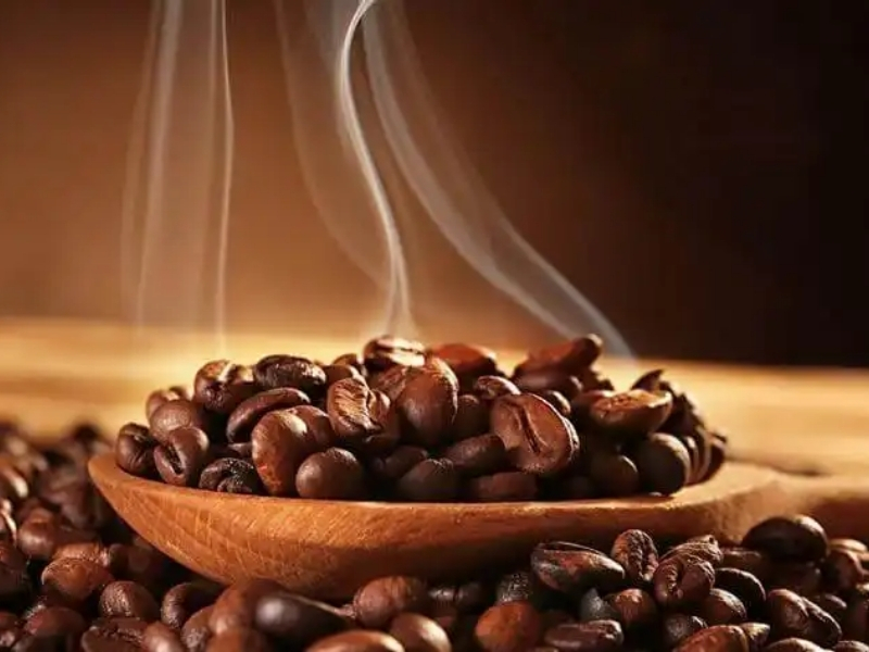 Mẹo phân biệt cà phê nguyên chất và cà phê trộn đơn giản nhất Ngửi hương thơm tự nhiên Cà phê nguyên chất có hương thơm dịu, đặc trưng và dễ chịu sau khi rang. Ngược lại, cà phê trộn thường có mùi thơm quá nồng hoặc hắc do sử dụng hương liệu và phụ gia.