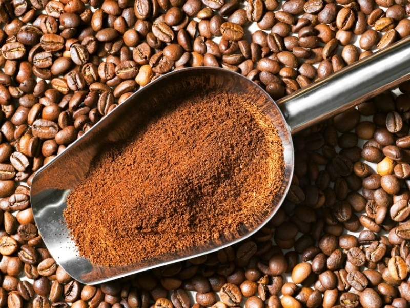 Quyết định chất lượng thành phẩm Rang đúng kỹ thuật giúp hạt cà phê chín đều, giữ được hương thơm tự nhiên và cân bằng giữa vị chua, vị ngọt cùng vị đắng. Ngược lại, rang quá non hoặc quá đậm có thể làm mất đi hương vị vốn có và ảnh hưởng đến chất lượng thành phẩm.