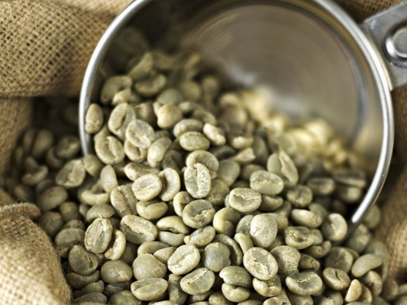 Chọn hạt cà phê FivCafe lựa chọn những hạt cà phê đạt chất lượng từ vùng nguyên liệu uy tín. Hạt được thu hoạch đúng độ chín, có kích thước đồng đều và đáp ứng các tiêu chuẩn về chất lượng trước khi đưa vào sản xuất.