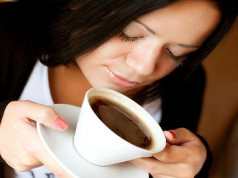 Uống Cà Phê Mỗi Ngày Có Hại Không? Giải Đáp Từ Chuyên Gia Khi nào cà phê có lợi? Cà phê có thể giúp tăng sự tỉnh táo, cải thiện khả năng tập trung và hỗ trợ hiệu suất làm việc khi sử dụng với lượng vừa phải. Theo FDA, người trưởng thành khỏe mạnh có thể tiêu thụ khoảng 400 mg caffeine mỗi ngày mà vẫn đảm bảo an toàn.