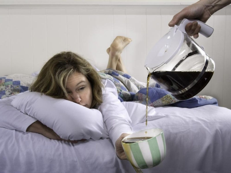 Uống Cà Phê Mỗi Ngày Có Hại Không? Giải Đáp Từ Chuyên Gia Gây mất ngủ Uống nhiều cà phê, đặc biệt vào buổi chiều hoặc buổi tối, có thể khiến bạn khó ngủ và ngủ không sâu. Tình trạng này kéo dài sẽ ảnh hưởng đến sức khỏe và hiệu suất làm việc.