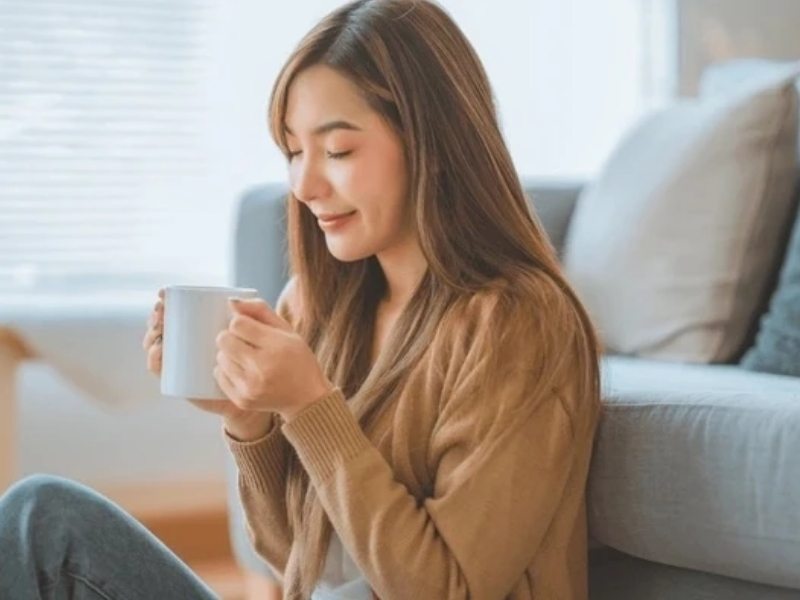 Uống Cà Phê Mỗi Ngày Có Hại Không? Giải Đáp Từ Chuyên Gia Uống đúng thời điểm Nên uống cà phê sau khi thức dậy khoảng 60 - 90 phút hoặc vào đầu giờ chiều để caffeine phát huy hiệu quả tốt hơn. Đồng thời, tránh uống quá muộn để không ảnh hưởng đến giấc ngủ.