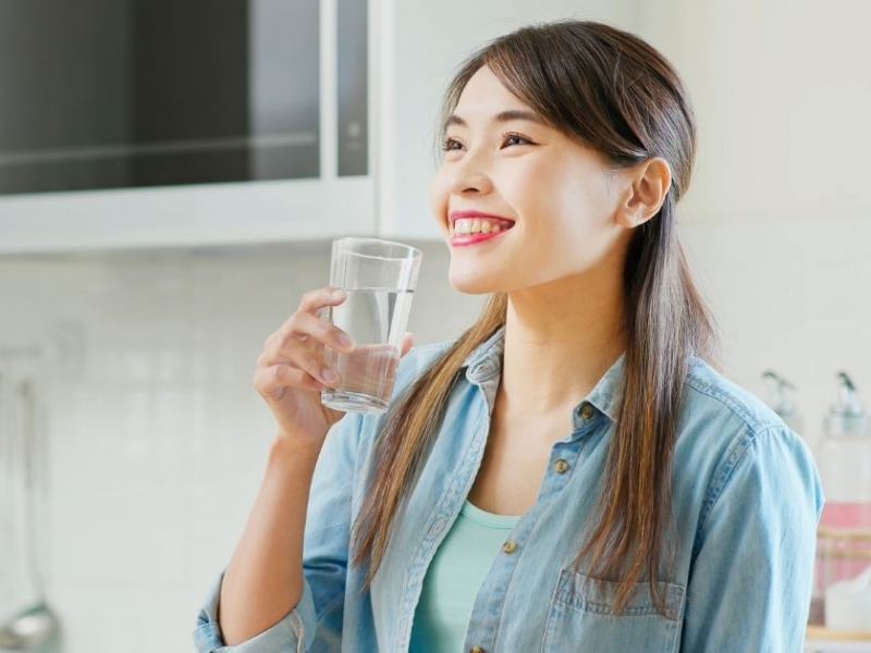 Uống đủ nước Caffeine có thể làm tăng nhu cầu bù nước ở một số người. Vì vậy, hãy uống thêm nước lọc trong ngày để cơ thể luôn đủ nước và duy trì trạng thái tỉnh táo.