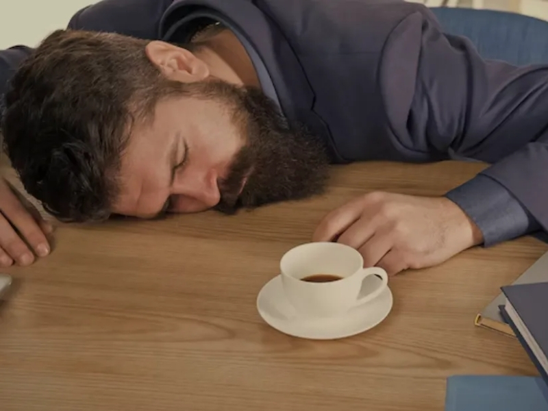 Uống Cold Brew Có Mất Ngủ Không? Sự Thật Bạn Nên Biết Caffeine ảnh hưởng đến giấc ngủ Caffeine giúp cơ thể tỉnh táo bằng cách ức chế adenosine – chất tạo cảm giác buồn ngủ. Theo Mayo Clinic, người trưởng thành khỏe mạnh nên tiêu thụ không quá 400 mg caffeine/ngày để hạn chế ảnh hưởng đến sức khỏe và giấc ngủ.