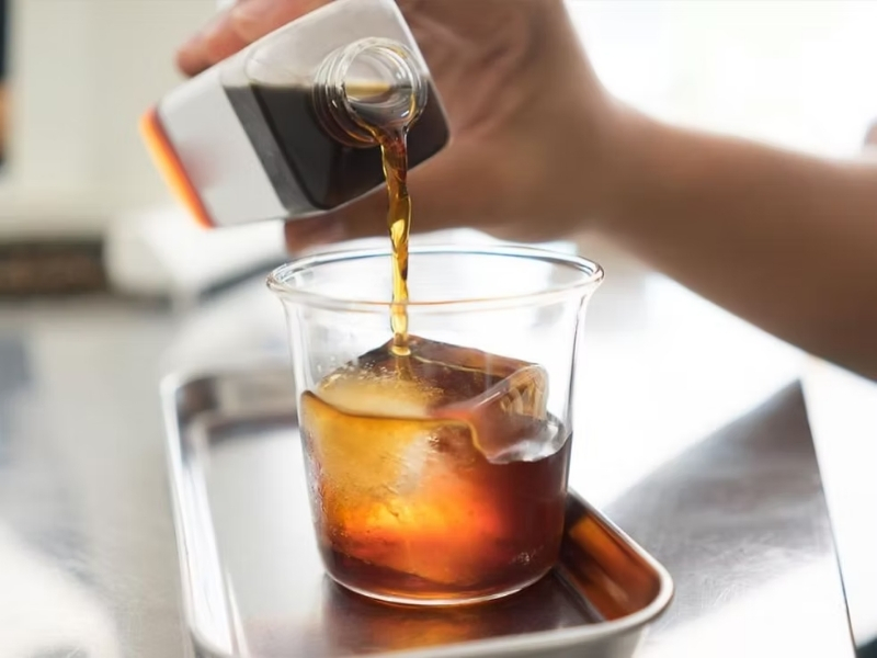 Uống Cold Brew Có Mất Ngủ Không? Sự Thật Bạn Nên Biết Thời điểm uống cold brew Uống cold brew vào buổi chiều hoặc tối làm caffeine tồn tại trong cơ thể lâu hơn, từ đó gây khó ngủ hoặc ngủ không sâu. Để hạn chế ảnh hưởng, bạn nên uống trước khoảng 2–3 giờ chiều.