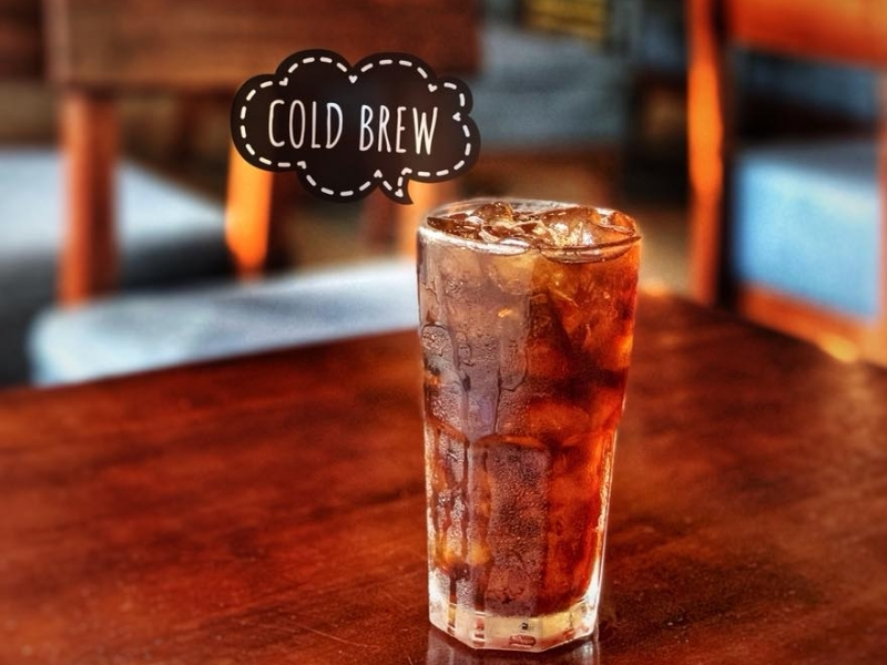 Uống Cold Brew Có Mất Ngủ Không? Sự Thật Bạn Nên Biết Bao nhiêu là vừa đủ? Theo Mayo Clinic, người trưởng thành khỏe mạnh nên tiêu thụ tối đa 400 mg caffeine mỗi ngày. Với cold brew, bạn chỉ nên uống từ 1–2 ly/ngày tùy vào hàm lượng caffeine và nhu cầu của cơ thể.