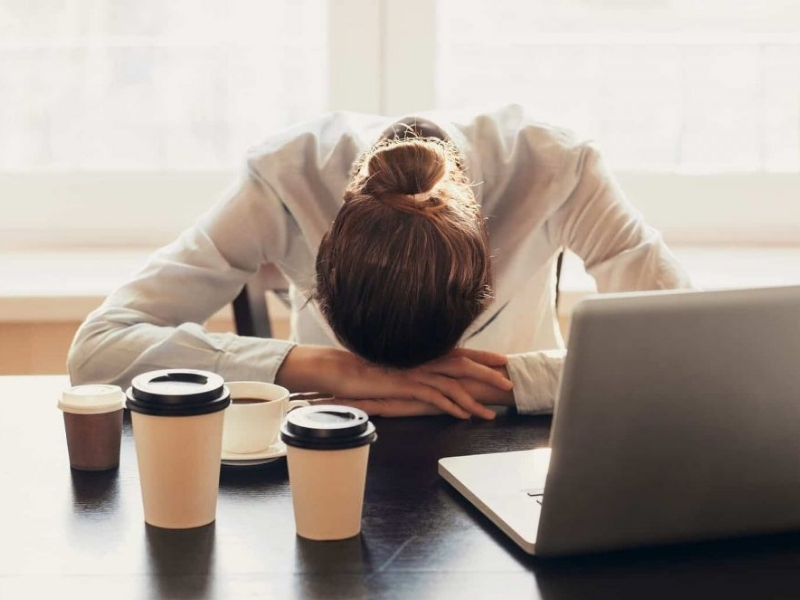 Uống Cold Brew Có Mất Ngủ Không? Sự Thật Bạn Nên Biết Người nhạy cảm với caffeine Người nhạy cảm với caffeine thường dễ cảm thấy bồn chồn, tim đập nhanh hoặc khó ngủ chỉ sau một lượng nhỏ cà phê. Vì vậy, nên hạn chế uống cold brew vào buổi chiều và tối.