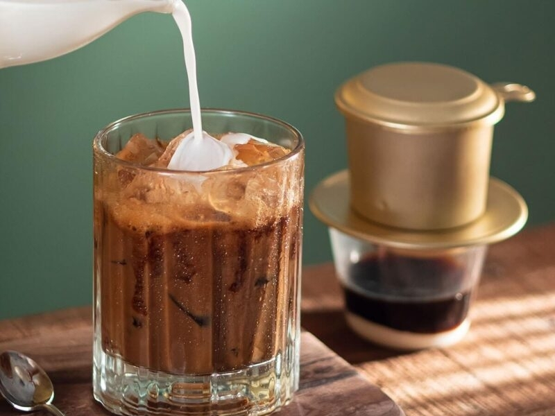 Cà phê sữa đặc

Cà phê sữa đặc chứa nhiều calo hơn cà phê đen do có thêm sữa đặc, vốn chứa đường và carbohydrate. Lượng calo thực tế phụ thuộc vào lượng sữa sử dụng; càng nhiều sữa đặc, tổng năng lượng trong ly cà phê càng cao.