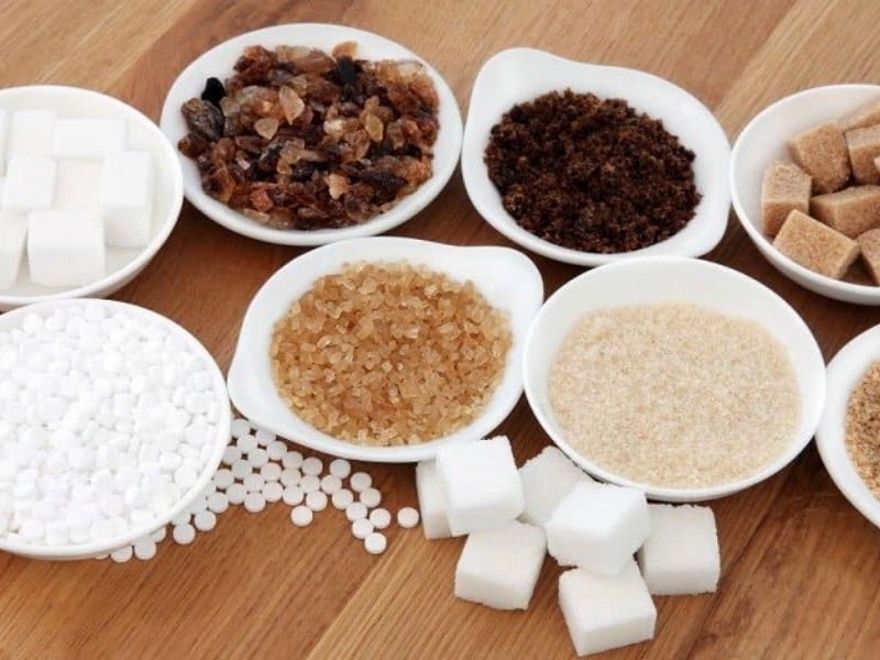 Đường làm tăng lượng calo

Đường là một trong những nguyên liệu dễ làm tăng calo trong cà phê. Một ly cà phê càng nhiều đường hoặc syrup thì lượng năng lượng nạp vào càng cao, đặc biệt khi bạn uống thường xuyên mỗi ngày.