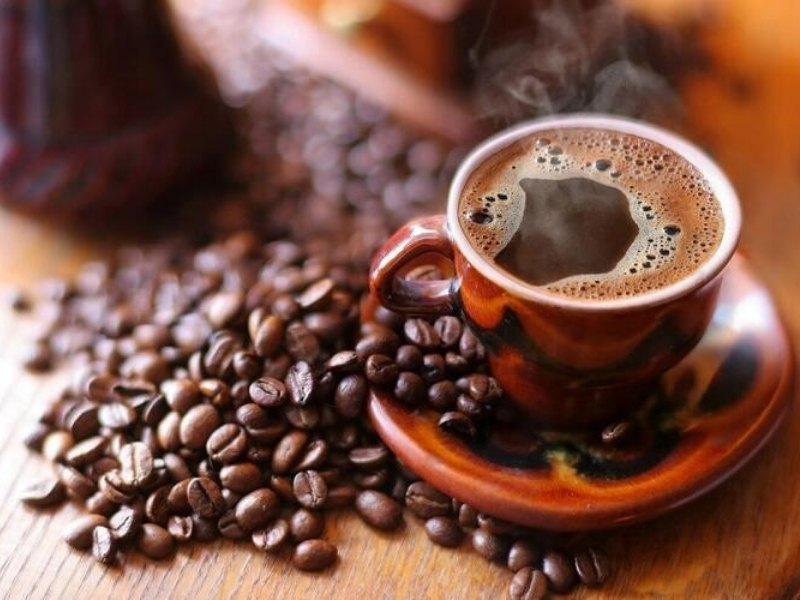 Ưu tiên hạt mới rang Cà phê mới rang thường có hương thơm rõ và vị tươi hơn so với hạt đã để quá lâu. Khi mua, nên kiểm tra ngày rang trên bao bì và chọn lượng vừa đủ với nhu cầu để thưởng thức cà phê ở trạng thái ngon nhất.