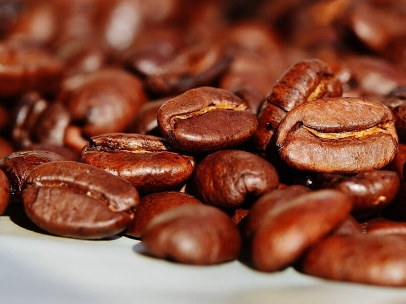 Hạt cà phê Cherry trông ra sao?

Sau khi loại bỏ phần thịt và lớp vỏ, hạt cà phê Cherry có hình dáng tương tự các loại cà phê thông thường. Tùy giống và quá trình chế biến, hạt có thể có kích thước, màu sắc và hình dạng khác nhau.