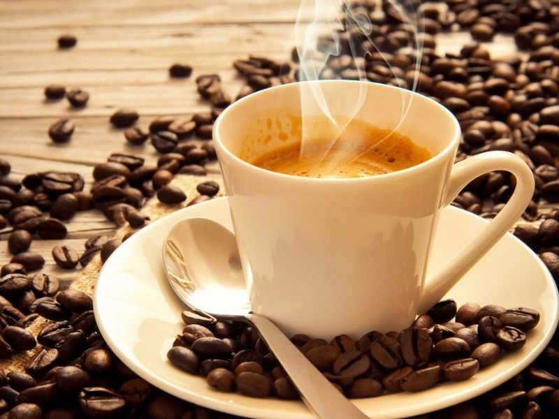 Cà phê có tăng huyết áp không? Hiểu đúng để uống hợp lý Caffeine là yếu tố chính
Caffeine là thành phần được quan tâm nhiều nhất khi đánh giá ảnh hưởng của cà phê đến huyết áp. Chất này có thể kích thích hệ thần kinh, khiến tim và mạch máu phản ứng trong thời gian nhất định.