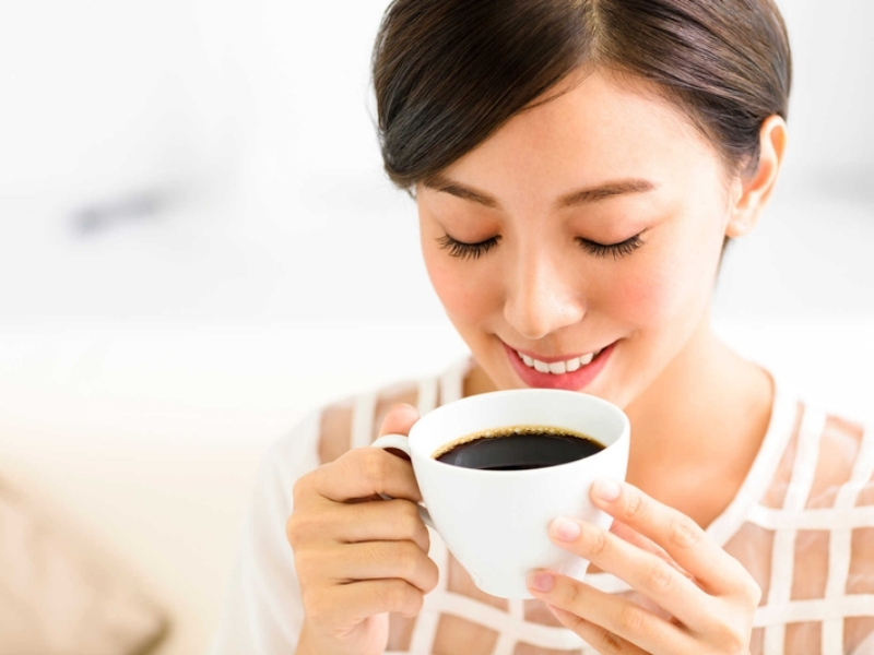 Cà phê có tăng huyết áp không? Hiểu đúng để uống hợp lý Giữ lượng uống vừa phải
Thay vì uống nhiều ly mỗi ngày, hãy duy trì lượng caffeine phù hợp với khả năng dung nạp của bản thân. Nếu ít uống cà phê, bạn cũng không nên bắt đầu bằng khẩu phần quá lớn.