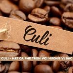 Cà phê Culi nổi bật với hình dáng hạt tròn đặc biệt và thường được yêu thích bởi hương thơm rõ, vị đậm cùng hậu vị kéo dài.