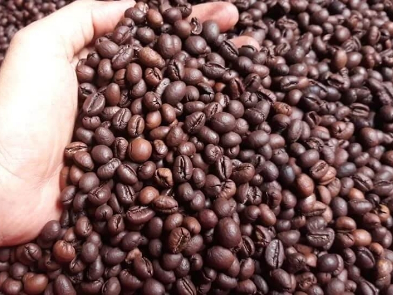 Chọn hạt mới rang Cà phê mới rang thường giữ được hương thơm và vị đặc trưng tốt hơn. Khi mua, hãy kiểm tra ngày rang trên bao bì và chọn sản phẩm được đóng gói kín để hạn chế hạt tiếp xúc lâu với không khí.