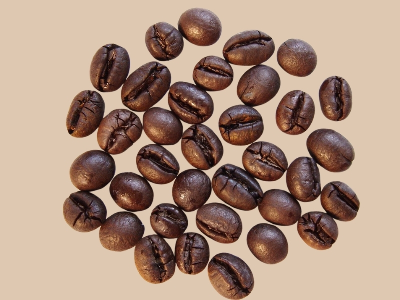 Hạt Moka có gì đặc biệt? Hạt Moka thường có kích thước nhỏ, dáng hơi thuôn, nổi bật với hương thơm thanh và vị chua nhẹ. Khi được rang phù hợp, cà phê có thể tạo cảm giác sạch vị, hậu ngọt và các tầng hương tinh tế.