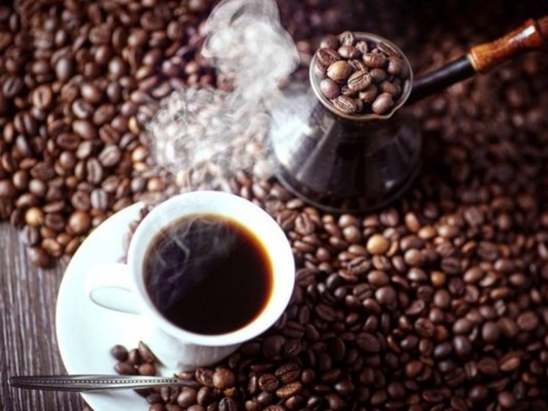 Cách Nhận Biết Cà Phê Nguyên Chất Chính Xác, Dễ Áp Dụng Đảm bảo hương vị thật Cà phê nguyên chất sở hữu hương thơm tự nhiên, vị đắng dịu, hậu ngọt và mùi thơm đặc trưng của hạt cà phê. Khi lựa chọn đúng sản phẩm, bạn sẽ cảm nhận rõ sự khác biệt so với các loại cà phê pha trộn quá nhiều phụ gia hoặc hương liệu.
