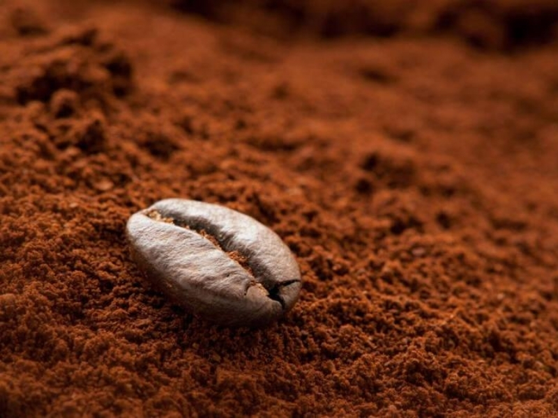 Cách Nhận Biết Cà Phê Nguyên Chất Chính Xác, Dễ Áp Dụng Quan sát màu bột Cà phê nguyên chất sau khi rang và xay thường có màu nâu từ nhạt đến đậm tùy mức rang, bột tơi xốp và không quá đen. Nếu bột có màu đen sẫm bất thường hoặc quá mịn, đó có thể là dấu hiệu của cà phê đã bị pha trộn.