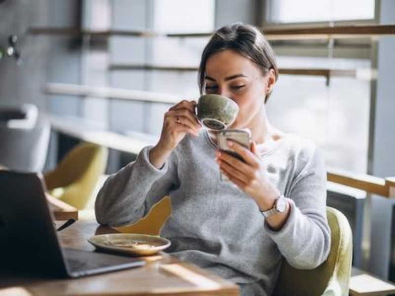 Cách Nhận Biết Cà Phê Nguyên Chất Chính Xác, Dễ Áp Dụng Giúp tỉnh táo Cà phê nguyên chất chứa caffeine giúp kích thích hệ thần kinh, giảm cảm giác buồn ngủ và tăng sự tỉnh táo. Uống với lượng vừa phải vào buổi sáng hoặc đầu giờ chiều sẽ hỗ trợ làm việc và học tập hiệu quả hơn.