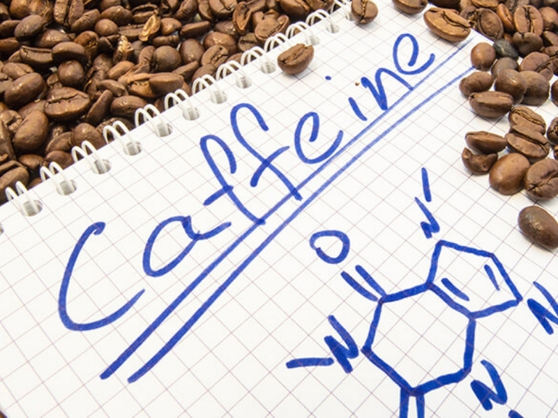 Caffeine là chất gì? Caffeine là chất gì? Caffeine là một alkaloid có nguồn gốc tự nhiên, được tìm thấy trong hạt cà phê, lá trà, hạt cacao và một số loài thực vật khác. Khi sử dụng với lượng phù hợp, caffeine có thể giúp tăng sự tập trung, cải thiện hiệu suất làm việc và hỗ trợ duy trì sự tỉnh táo.