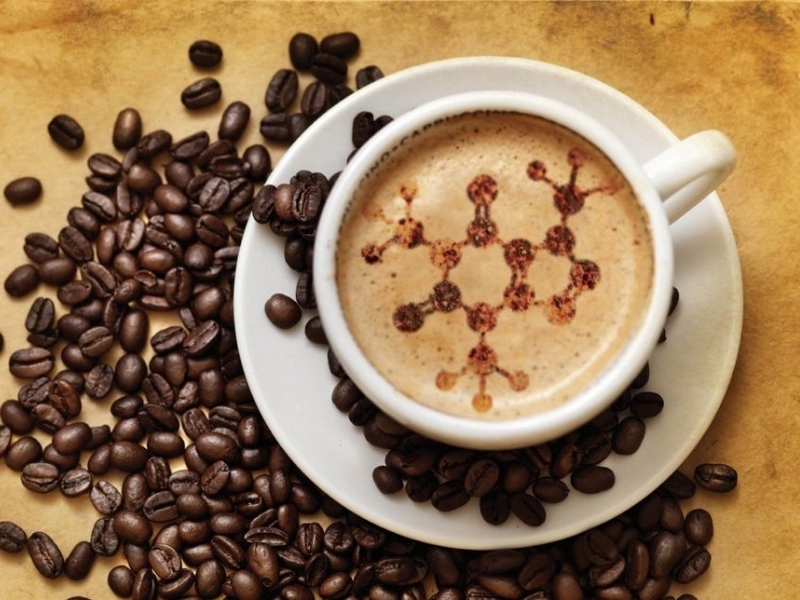 Caffeine có trong đâu? Caffeine có nhiều trong cà phê, trà xanh, trà đen, ca cao, socola, nước tăng lực và một số loại nước ngọt. Hàm lượng caffeine ở mỗi sản phẩm sẽ khác nhau, phụ thuộc vào nguyên liệu, cách chế biến và khẩu phần sử dụng.