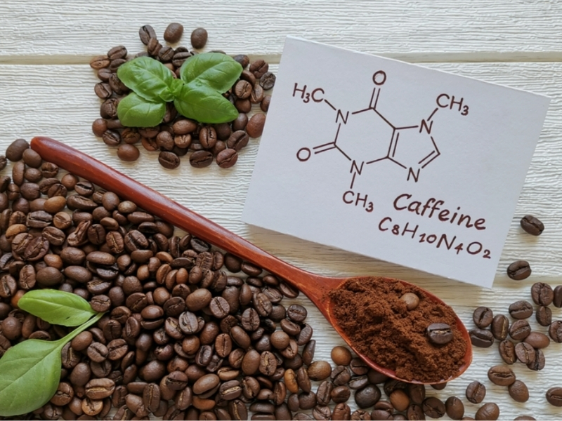 Yếu tố ảnh hưởng caffeine Hàm lượng caffeine phụ thuộc vào giống hạt, mức độ rang, độ xay, tỷ lệ cà phê và nước cũng như phương pháp pha. Khẩu phần uống càng lớn hoặc sử dụng nhiều bột cà phê thì lượng caffeine nạp vào cơ thể sẽ càng cao.
