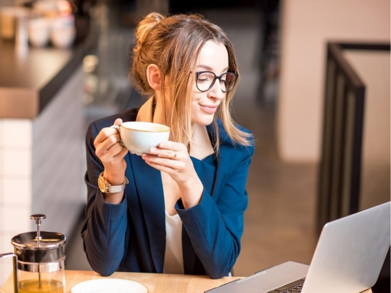 Giúp tỉnh táo Caffeine trong cà phê giúp kích thích hệ thần kinh trung ương, từ đó giảm cảm giác buồn ngủ và tăng sự tỉnh táo. Đây là lý do nhiều người lựa chọn một tách cà phê vào buổi sáng hoặc trước khi bắt đầu công việc.
