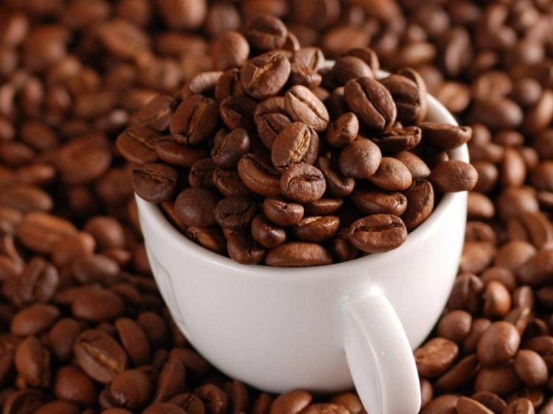 Chọn hạt cà phê chất lượng FivCafe tuyển chọn hạt cà phê từ các vùng nguyên liệu uy tín tại Việt Nam, ưu tiên những hạt đạt chất lượng cao và có đặc tính hương vị ổn định. Đây là nền tảng giúp tạo nên ly cà phê thơm ngon với hàm lượng caffeine tự nhiên.