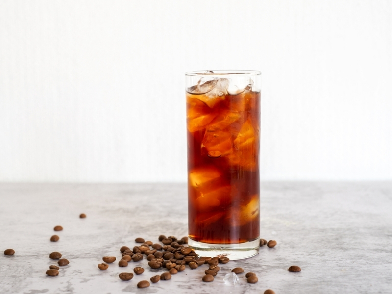 Cold Brew Có Nhiều Caffeine Không? Sự Thật Ít Người Biết Cold brew vẫn chứa caffeine Cold brew được ủ bằng nước lạnh trong thời gian dài nên vẫn chiết xuất được caffeine từ hạt cà phê. Dù hương vị êm dịu và ít đắng hơn, thức uống này vẫn giúp tăng sự tỉnh táo và cải thiện khả năng tập trung khi sử dụng với lượng phù hợp.
