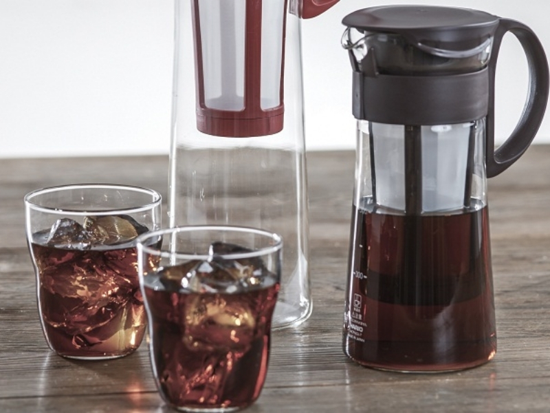 Cold Brew Có Nhiều Caffeine Không? Sự Thật Ít Người Biết Khác phương pháp pha Cold brew được pha bằng cách ngâm cà phê trong nước lạnh từ 12–24 giờ, trong khi cà phê nóng sử dụng nước ở khoảng 90–96°C để chiết xuất chỉ trong vài phút. Chính phương pháp pha khác nhau đã tạo nên sự khác biệt về hương vị và đặc tính của hai loại cà phê.