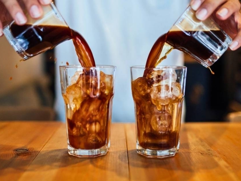 Cold Brew Có Nhiều Caffeine Không? Sự Thật Ít Người Biết Tỷ lệ cà phê và nước Tỷ lệ cà phê và nước quyết định trực tiếp đến nồng độ caffeine trong ly cold brew. Càng sử dụng nhiều cà phê so với lượng nước, thức uống sẽ càng đậm và chứa nhiều caffeine hơn.