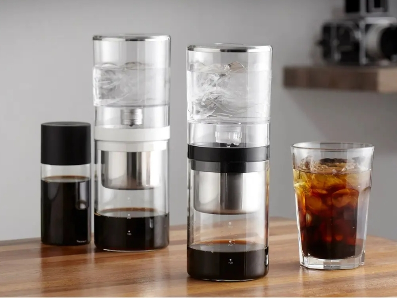 Cold Brew Có Nhiều Caffeine Không? Sự Thật Ít Người Biết Thời gian ủ Cold brew thường được ủ từ 12–24 giờ để chiết xuất hương vị và caffeine. Thời gian ủ càng dài, lượng caffeine và các hợp chất hòa tan có thể tăng lên, tuy nhiên sau một mức nhất định sẽ không chênh lệch quá nhiều.