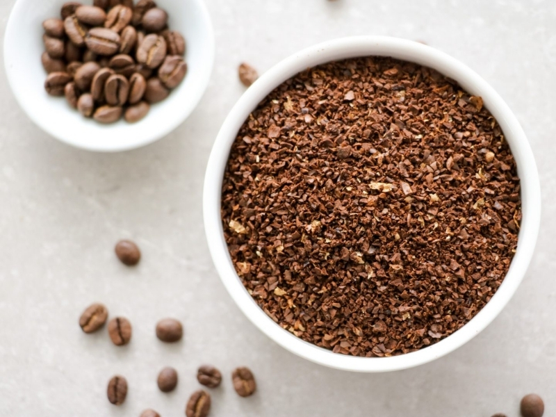 Cold Brew Có Nhiều Caffeine Không? Sự Thật Ít Người Biết Loại hạt cà phê Mỗi giống cà phê có hàm lượng caffeine khác nhau. Robusta thường chứa nhiều caffeine hơn Arabica, vì vậy cold brew pha từ Robusta sẽ có khả năng mang lại cảm giác tỉnh táo mạnh hơn.