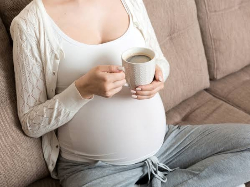 Cold Brew Có Nhiều Caffeine Không? Sự Thật Ít Người Biết Phụ nữ mang thai Phụ nữ mang thai không nhất thiết phải kiêng hoàn toàn cà phê, nhưng nên hạn chế lượng caffeine theo hướng dẫn của bác sĩ. Uống quá nhiều caffeine trong thai kỳ có thể làm tăng nguy cơ ảnh hưởng đến sức khỏe của mẹ và thai nhi.