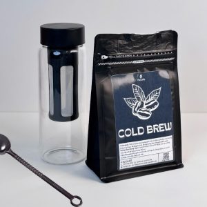 Cà phê rang xay 500g kèm phin inox và muỗng đong FivCafe là combo kết hợp nguyên liệu cà phê với các dụng cụ cần thiết để pha cà phê phin.