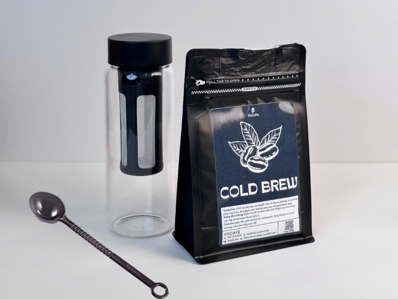cà phê cold brew 500g kèm bình ủ cold brew và muỗng đong Cà phê rang xay 500g kèm phin inox và muỗng đong FivCafe là combo kết hợp nguyên liệu cà phê với các dụng cụ cần thiết để pha cà phê phin.