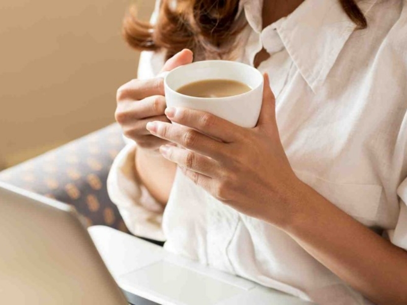 Tăng chuyển hóa năng lượng Caffeine trong cà phê có khả năng kích thích hệ thần kinh, giúp cơ thể tiêu hao năng lượng hiệu quả hơn trong thời gian ngắn. Khi kết hợp với chế độ vận động hợp lý, cà phê có thể hỗ trợ quá trình đốt cháy calo tốt hơn.