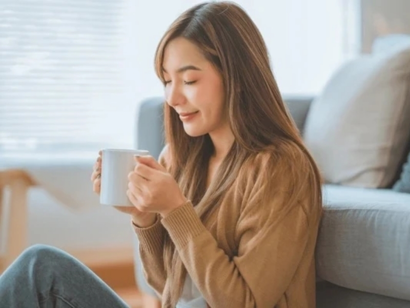 Uống đúng thời điểm Bạn nên uống cà phê vào buổi sáng hoặc trước khi tập luyện khoảng 30–60 phút để tăng sự tỉnh táo và hỗ trợ vận động. Tránh uống quá muộn trong ngày vì có thể ảnh hưởng đến giấc ngủ và làm gián đoạn quá trình trao đổi chất.