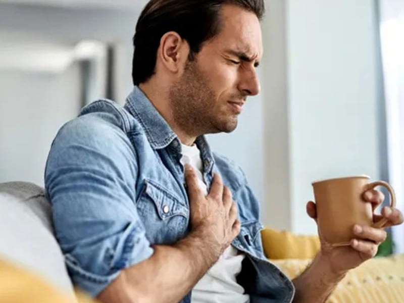 Uống cà phê khi đói có sao không? Những điều bạn không nên bỏ qua Cơ thể dễ bồn chồn
Uống cà phê khi đói có thể khiến một số người cảm thấy bồn chồn, run tay hoặc tim đập nhanh do caffeine được hấp thụ nhanh hơn. Nếu thường gặp những biểu hiện này, bạn nên giảm lượng cà phê hoặc chuyển sang uống sau bữa ăn.