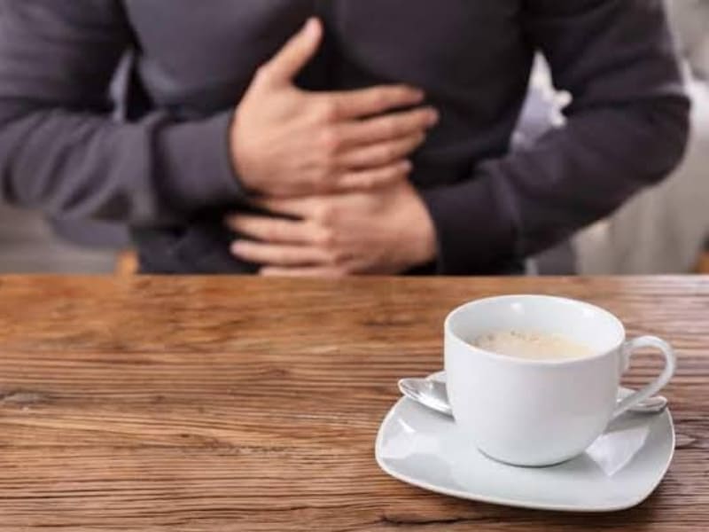 Uống cà phê khi đói có sao không? Những điều bạn không nên bỏ qua Caffeine tác động rõ hơn
Khi uống cà phê lúc bụng trống, một số người có thể cảm nhận rõ tác động của caffeine như bồn chồn, run tay, tim đập nhanh hoặc khó chịu. Nếu thường xuyên gặp những biểu hiện này, bạn nên ăn nhẹ trước khi uống và điều chỉnh lượng cà phê phù hợp.
