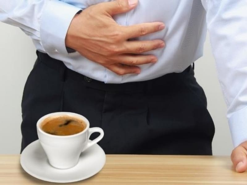 Uống cà phê khi đói có sao không? Những điều bạn không nên bỏ qua Dạ dày dễ cồn cào hơn
Khi bụng đang trống, cà phê có thể khiến một số người cảm thấy cồn cào, nóng rát hoặc khó chịu ở dạ dày. Caffeine và các hợp chất trong cà phê có thể kích thích quá trình tiết axit, vì vậy người có dạ dày nhạy cảm nên tránh uống khi chưa ăn gì.
